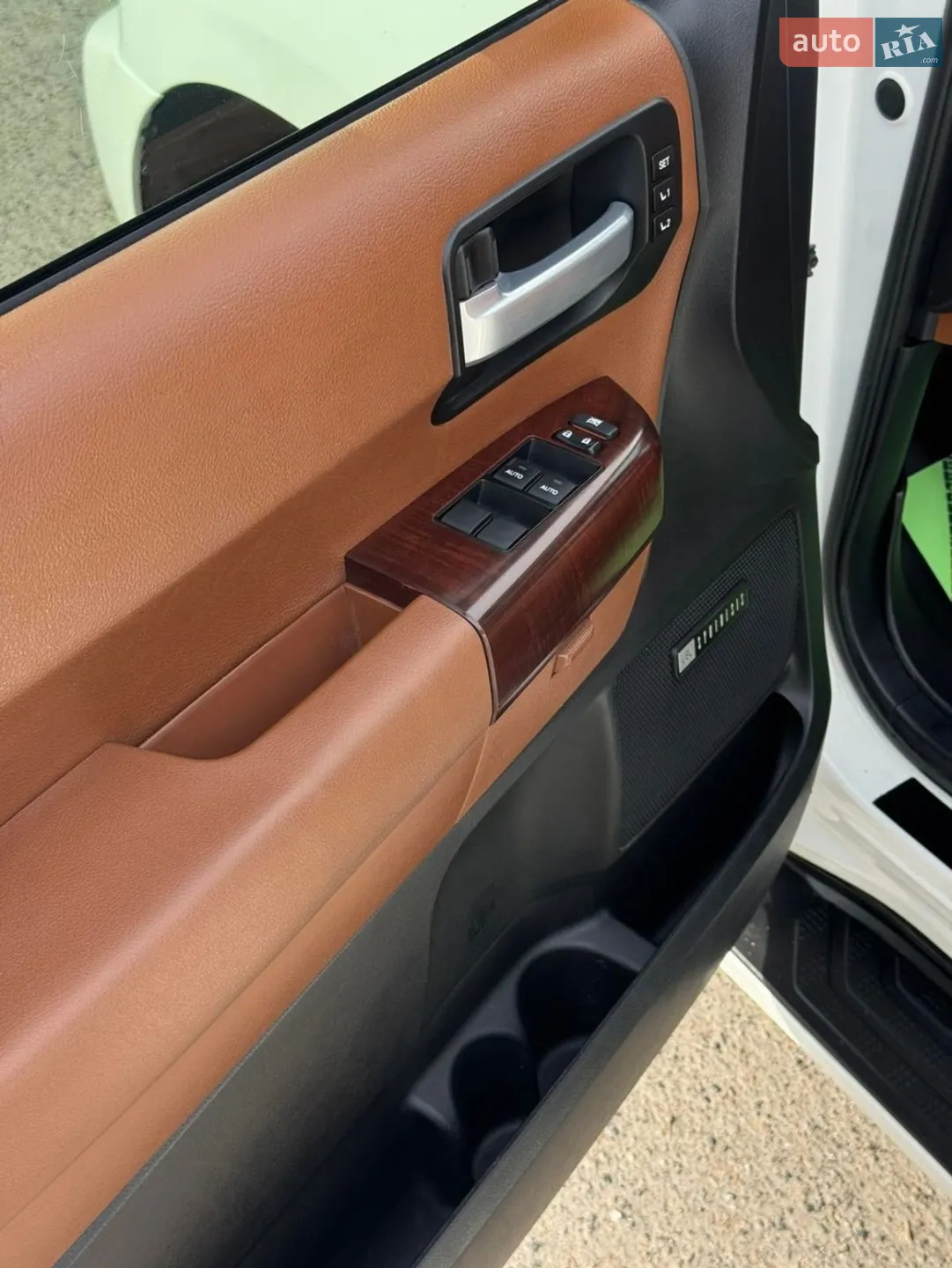 2016 Toyota Sequoia - мініатюра 11