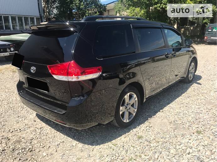 Минивэн Toyota Sienna 2013 в Калуше