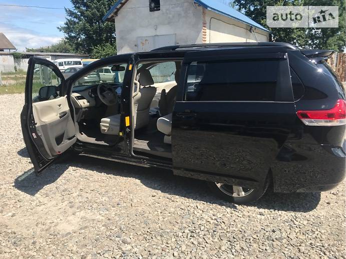 Минивэн Toyota Sienna 2013 в Калуше