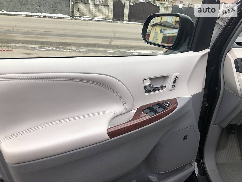 Мінівен Toyota Sienna 2014 в Житомирі