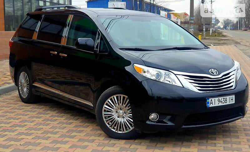 Мінівен Toyota Sienna 2015 в 