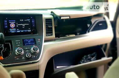 Мінівен Toyota Sienna 2015 в 