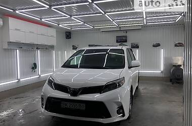 Минивэн Toyota Sienna 2018 в Ровно