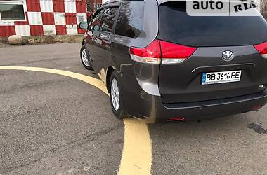 Универсал Toyota Sienna 2012 в Сватово