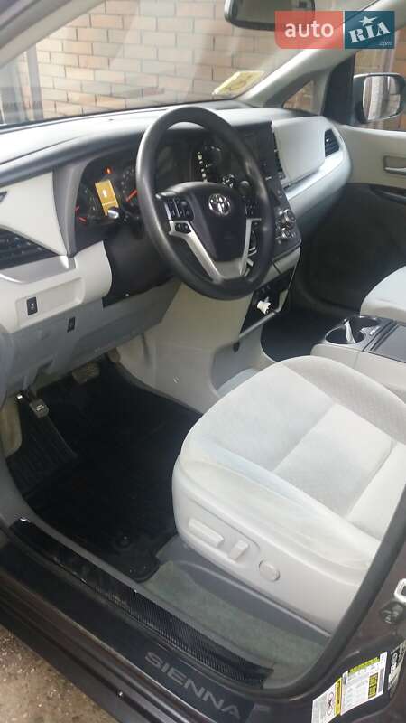 Минивэн Toyota Sienna 2017 в Киеве