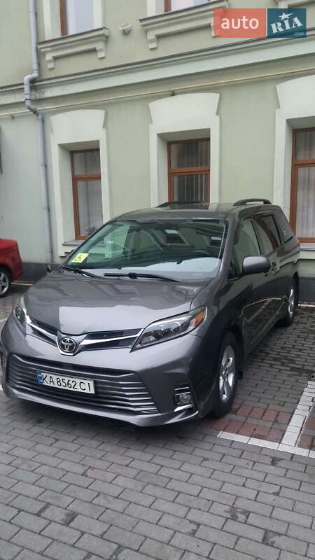 Минивэн Toyota Sienna 2017 в Киеве