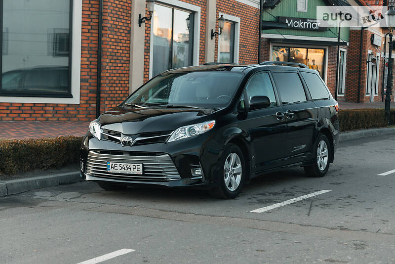 Минивэн Toyota Sienna 2018 в Киеве