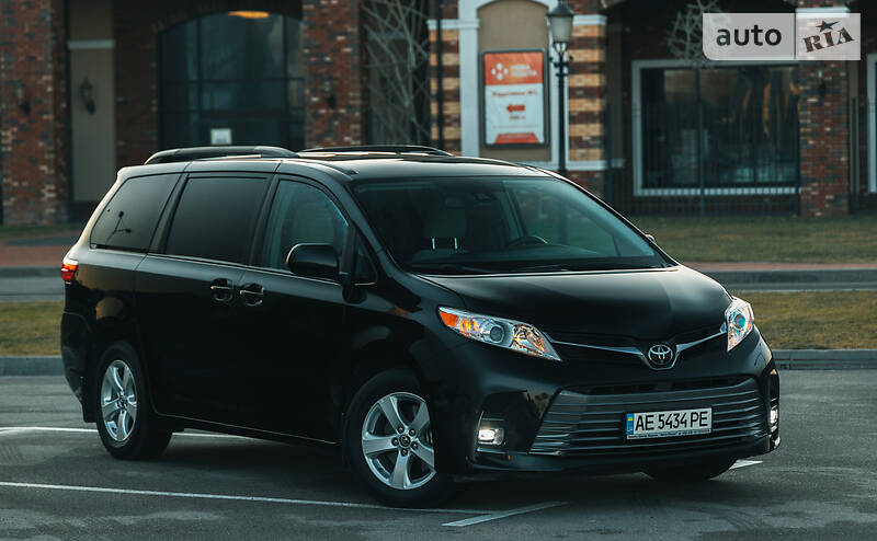 Минивэн Toyota Sienna 2018 в Киеве