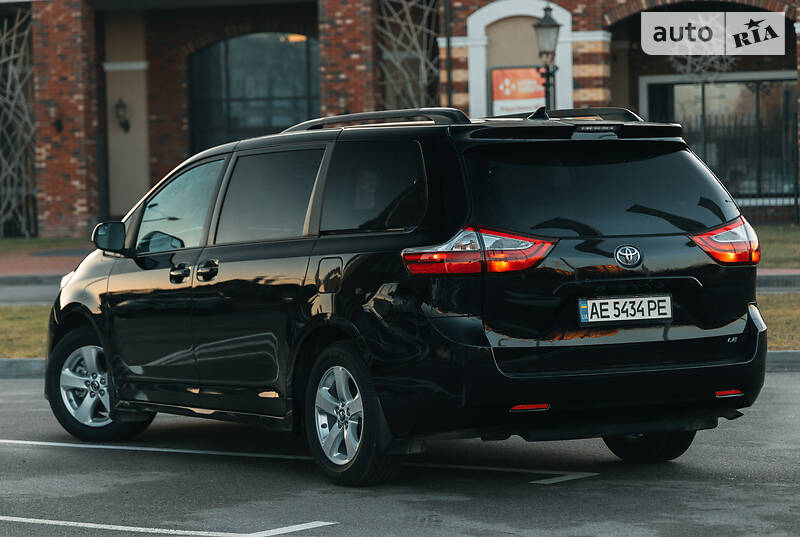 Минивэн Toyota Sienna 2018 в Киеве