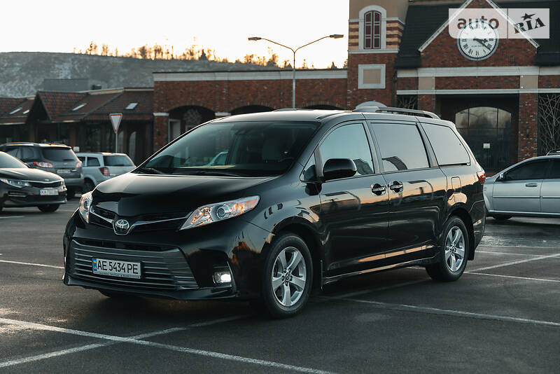 Минивэн Toyota Sienna 2018 в Киеве