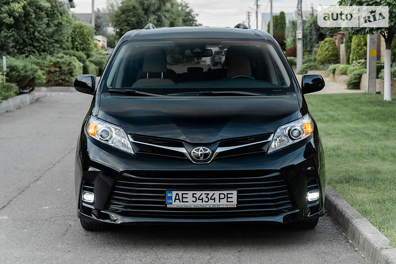 Минивэн Toyota Sienna 2018 в Киеве