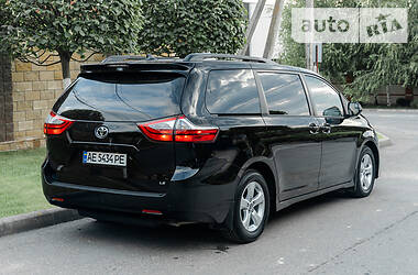 Минивэн Toyota Sienna 2018 в Киеве