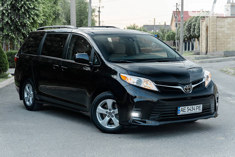 Минивэн Toyota Sienna 2018 в Киеве