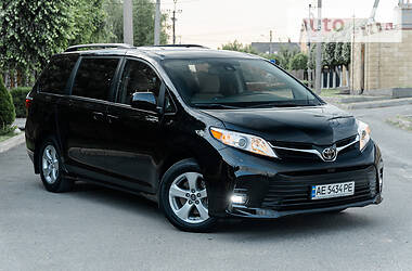 Минивэн Toyota Sienna 2018 в Киеве