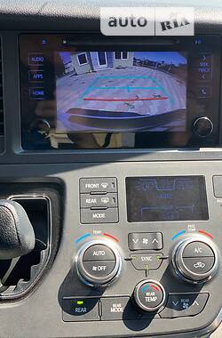 Мінівен Toyota Sienna 2017 в 