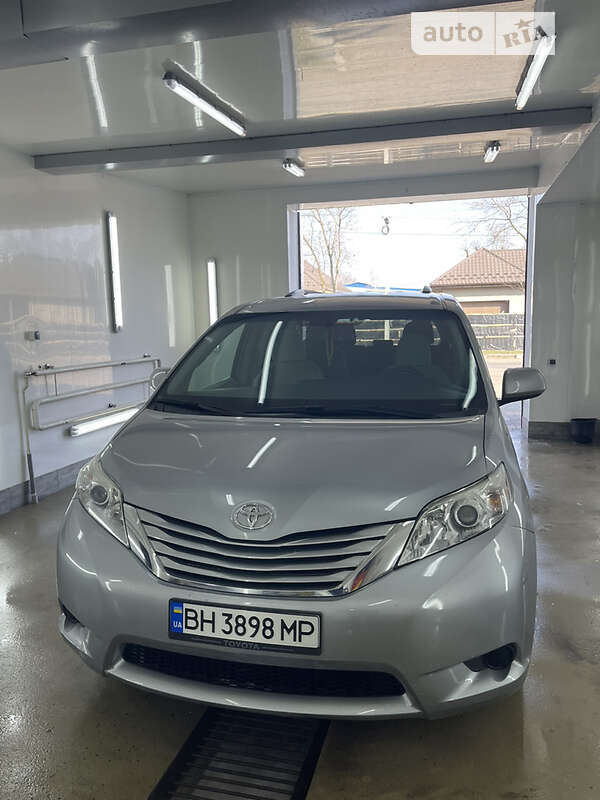 Мінівен Toyota Sienna 2015 в Ізмаїлі