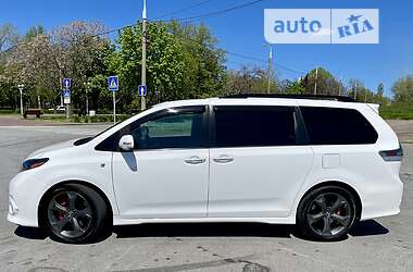 Мінівен Toyota Sienna 2015 в 