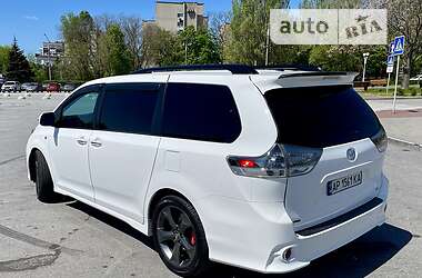 Мінівен Toyota Sienna 2015 в 