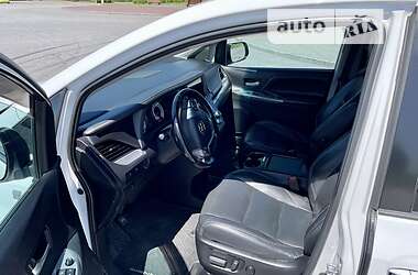 Мінівен Toyota Sienna 2015 в 