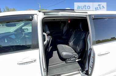Мінівен Toyota Sienna 2015 в 