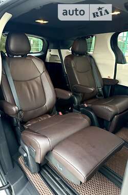 Минивэн Toyota Sienna 2020 в 