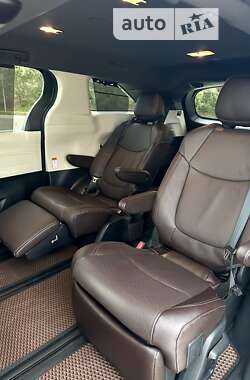 Минивэн Toyota Sienna 2020 в 