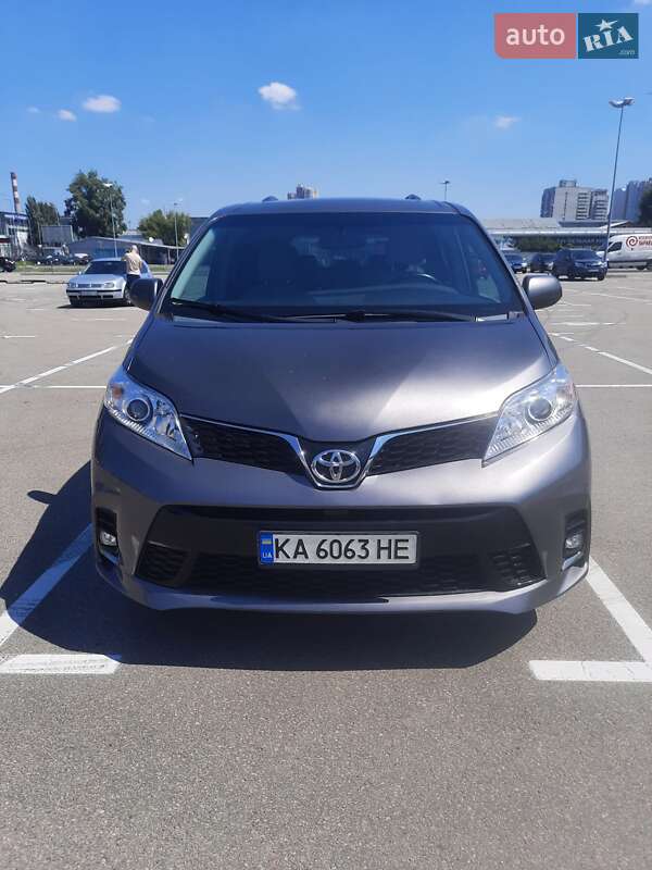 Минивэн Toyota Sienna 2015 в Киеве