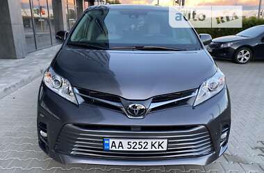 Минивэн Toyota Sienna 2018 в Киеве