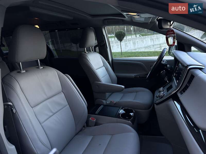 Мінівен Toyota Sienna 2017 в Тернополі