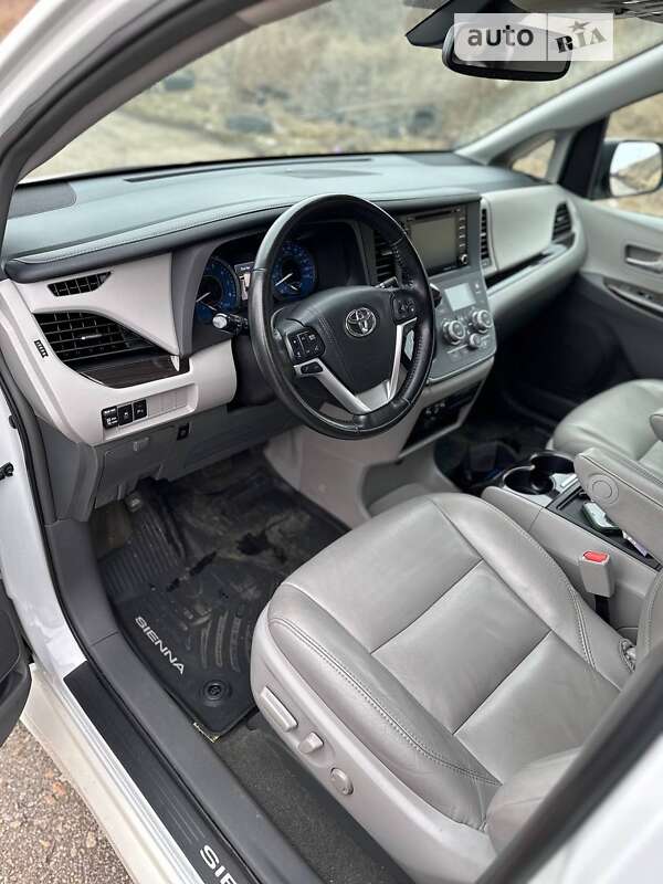 Минивэн Toyota Sienna 2018 в Одессе