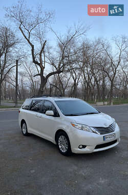 Минивэн Toyota Sienna 2017 в 