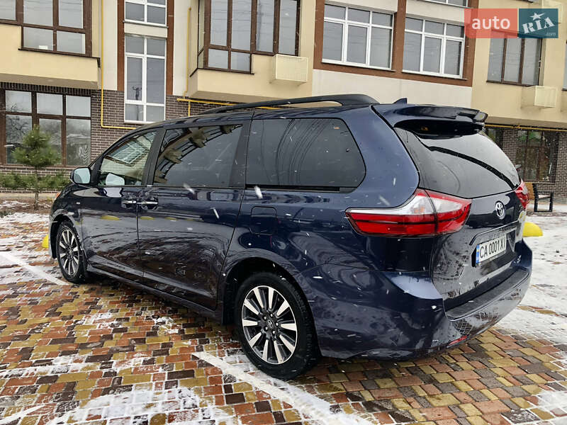 Мінівен Toyota Sienna 2019 в Умані