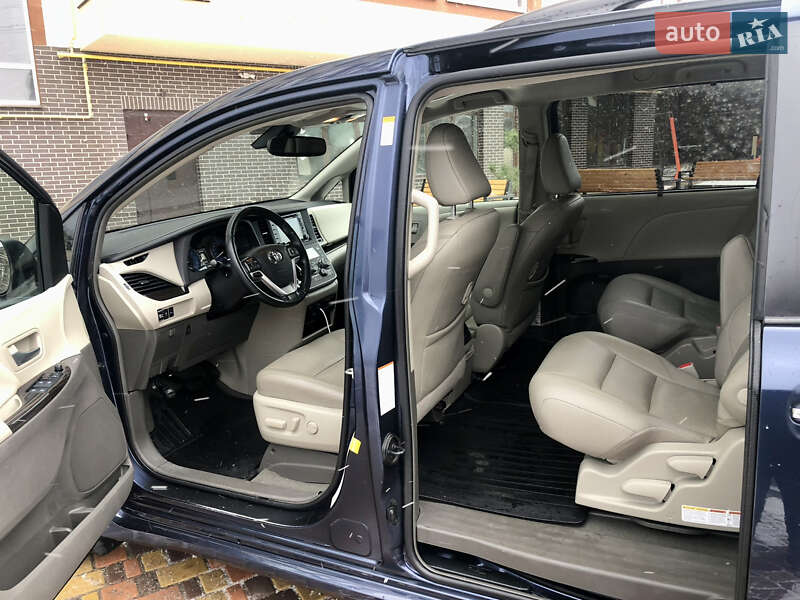 Мінівен Toyota Sienna 2019 в Умані