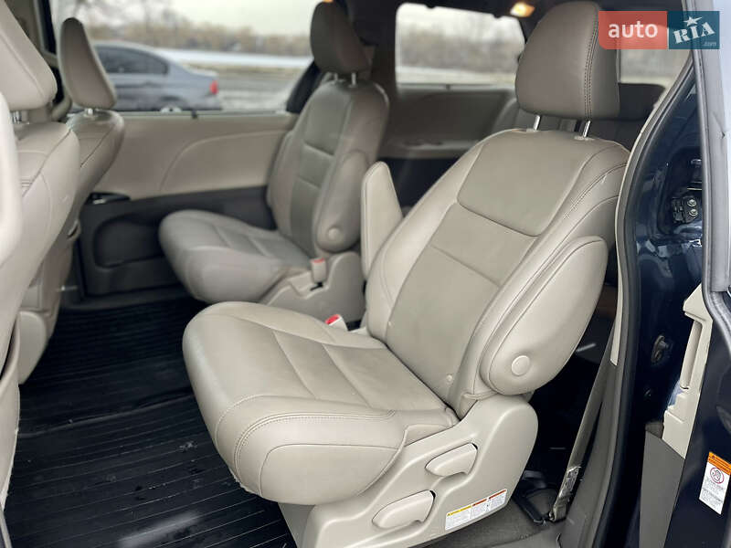 Мінівен Toyota Sienna 2019 в Умані