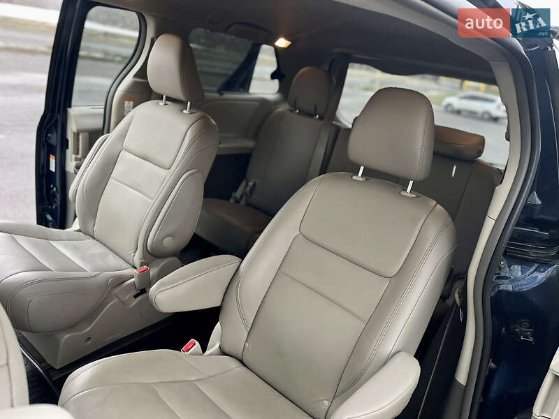 Мінівен Toyota Sienna 2019 в Умані