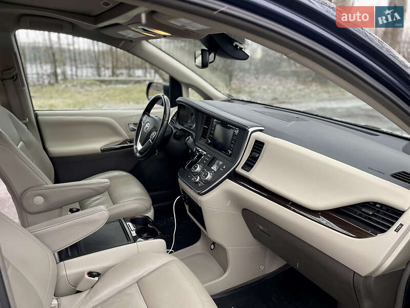 Мінівен Toyota Sienna 2019 в Умані