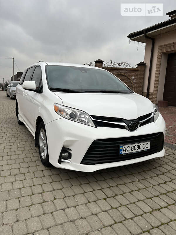 Мінівен Toyota Sienna 2018 в Луцьку