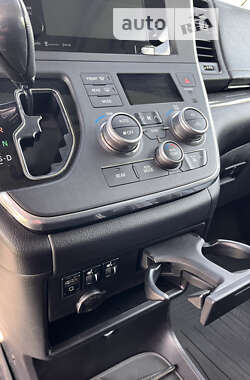 Мінівен Toyota Sienna 2016 в 