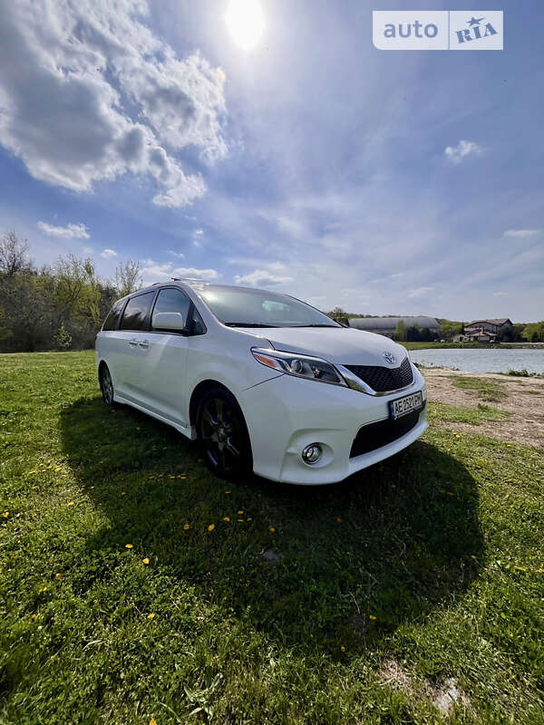Минивэн Toyota Sienna 2016 в Днепре