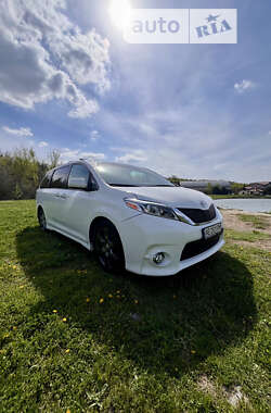 Мінівен Toyota Sienna 2016 в 