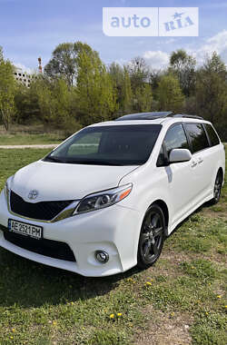 Мінівен Toyota Sienna 2016 в 