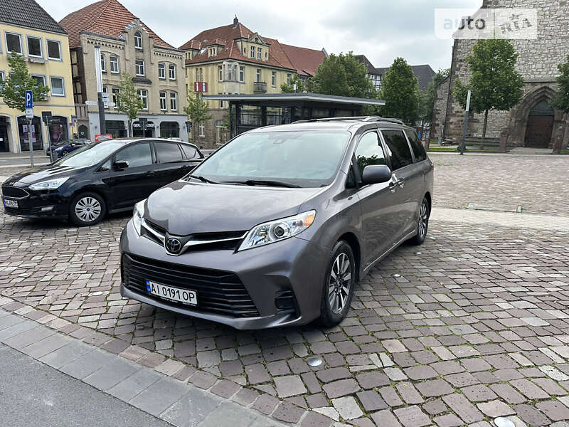 Минивэн Toyota Sienna 2019 в Киеве