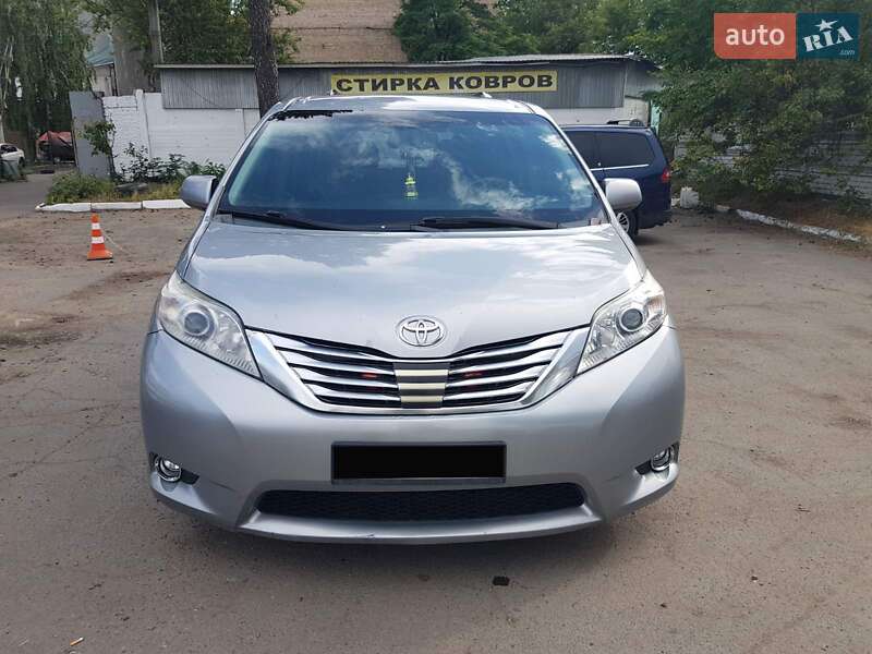 Минивэн Toyota Sienna 2015 в Киеве