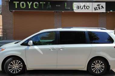 Минивэн Toyota Sienna 2016 в 