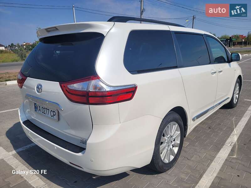 Минивэн Toyota Sienna 2016 в Киеве