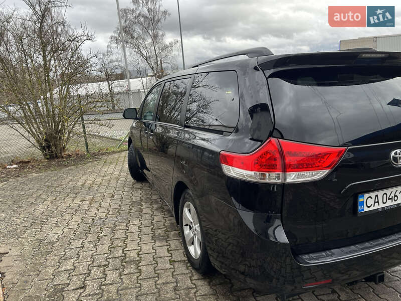 Минивэн Toyota Sienna 2013 в Ракитном