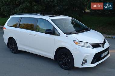 Минивэн Toyota Sienna 2012 в Городке