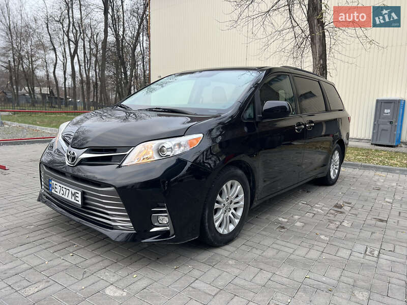 Минивэн Toyota Sienna 2017 в Днепре