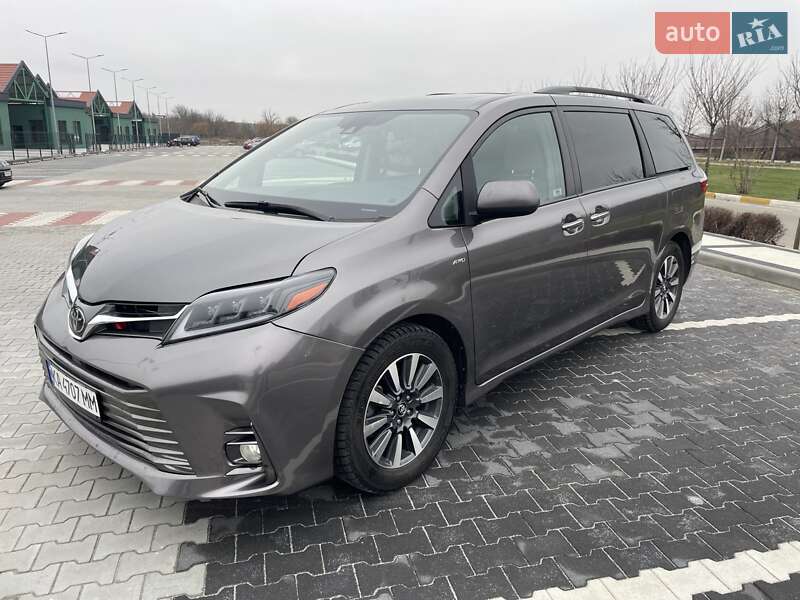Мінівен Toyota Sienna 2019 в Києві
