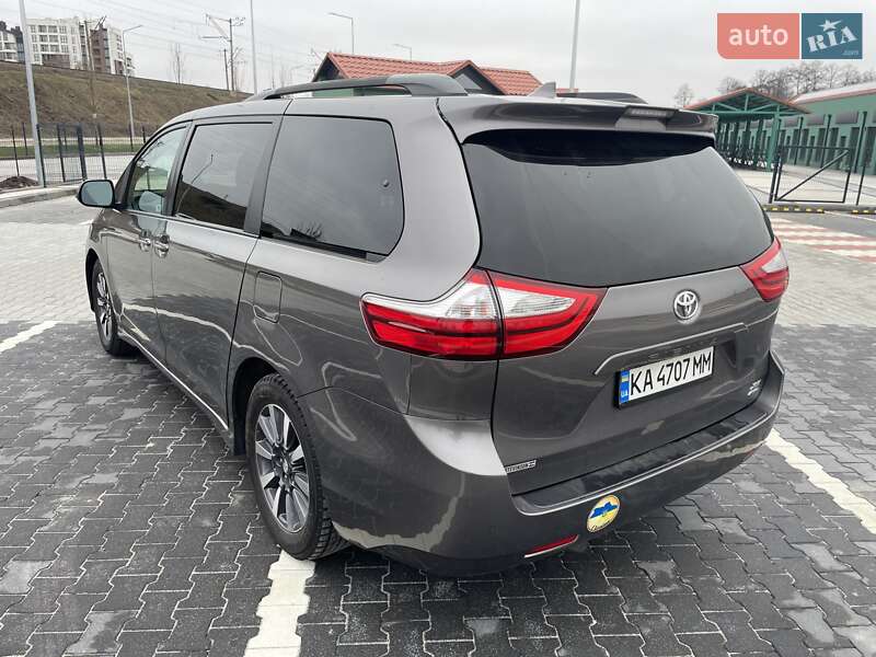 Мінівен Toyota Sienna 2019 в Києві